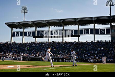 BRIAN CASSELLA | Times (02/26/2009 TAMPA) Shelley Duncan aus New York rundet im siebten Inning die Basen mit einem dreifach ausgelaufenen Home Run off Rays Pitcher Calvin Medlock. MAJOR LEAGUE BASEBALL Tampa Bay Rays gegen New York Yankees in einem Frühjahrstraining am Donnerstag (26.02.09) im Steinbrenner Field in Tampa. (Bild: © St. Petersburg Times/ZUMA Press) Stockfoto