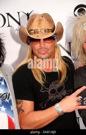27. April 2010 - New York, New York, Vereinigte Staaten - BRET MICHAELS wird weiterhin von seinen Ärzten genau beobachtet, eine Quelle enthüllt die entsetzlichen Momente des Schaukelers, bevor er in die Notaufnahme gebracht wurde. Aufgrund der Intensität und des plötzlichen Schmerzes werden diese Kopfschmerzen von Ärzten oft als „Gewitterklatschkopfschmerz“ bezeichnet. Diese Kopfschmerzen sind ein aussagekräftiges Symptom der Art von Gehirnblutungen, die Michaels erlitt. Bret ist noch auf der Intensivstation. Er hat immer noch Kopfschmerzen und ist stark sediert. ABBILDUNG: 06.07.2009. BRET MICHAELS kam zu den 63. Jährlichen Tony Awards in der Radio City Music Hall in New York CIT Stockfoto