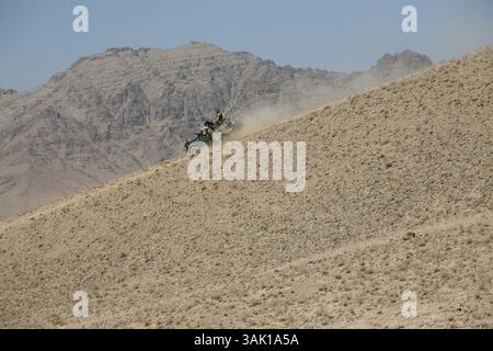 21. September 2009: Tarin Kowt, Uruzgan, Afghanistan: Niederländisches Militär auf Patrouille in Uruzgan. Die niederländischen ISAF-Truppen kontrollieren zusammen mit den australischen Truppen Tarin Kowt und Derah Wod. Außerhalb der beiden Hauptstädte gibt es mehrere kleinere Militärposten, die regelmäßig versorgt werden müssen. Dies geschieht durch Konvois von etwa 15 Fahrzeugen und 50 Marinesoldaten. (Bild: © Ton Koene/ZUMA Press) Stockfoto