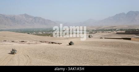 21. September 2009: Tarin Kowt, Uruzgan, Afghanistan: Niederländisches Militär auf Patrouille in Uruzgan. Die niederländischen ISAF-Truppen kontrollieren zusammen mit den australischen Truppen Tarin Kowt und Derah Wod. Außerhalb der beiden Hauptstädte gibt es mehrere kleinere Militärposten, die regelmäßig versorgt werden müssen. Dies geschieht durch Konvois von etwa 15 Fahrzeugen und 50 Marinesoldaten. (Bild: © Ton Koene/ZUMA Press) Stockfoto