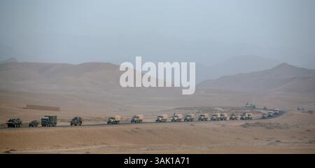 21. September 2009: Tarin Kowt, Uruzgan, Afghanistan: Niederländisches Militär auf Patrouille in Uruzgan. Die niederländischen ISAF-Truppen kontrollieren zusammen mit den australischen Truppen Tarin Kowt und Derah Wod. Außerhalb der beiden Hauptstädte gibt es mehrere kleinere Militärposten, die regelmäßig versorgt werden müssen. Dies geschieht durch Konvois von etwa 15 Fahrzeugen und 50 Marinesoldaten. (Bild: © Ton Koene/ZUMA Press) Stockfoto