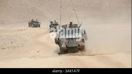 21. September 2009: Tarin Kowt, Uruzgan, Afghanistan: Niederländisches Militär auf Patrouille in Uruzgan. Die niederländischen ISAF-Truppen kontrollieren zusammen mit den australischen Truppen Tarin Kowt und Derah Wod. Außerhalb der beiden Hauptstädte gibt es mehrere kleinere Militärposten, die regelmäßig versorgt werden müssen. Dies geschieht durch Konvois von etwa 15 Fahrzeugen und 50 Marinesoldaten. (Bild: © Ton Koene/ZUMA Press) Stockfoto