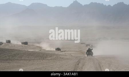 21. September 2009: Tarin Kowt, Uruzgan, Afghanistan: Niederländisches Militär auf Patrouille in Uruzgan. Die niederländischen ISAF-Truppen kontrollieren zusammen mit den australischen Truppen Tarin Kowt und Derah Wod. Außerhalb der beiden Hauptstädte gibt es mehrere kleinere Militärposten, die regelmäßig versorgt werden müssen. Dies geschieht durch Konvois von etwa 15 Fahrzeugen und 50 Marinesoldaten. (Bild: © Ton Koene/ZUMA Press) Stockfoto