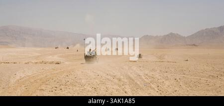 21. September 2009: Tarin Kowt, Uruzgan, Afghanistan: Niederländisches Militär auf Patrouille in Uruzgan. Die niederländischen ISAF-Truppen kontrollieren zusammen mit den australischen Truppen Tarin Kowt und Derah Wod. Außerhalb der beiden Hauptstädte gibt es mehrere kleinere Militärposten, die regelmäßig versorgt werden müssen. Dies geschieht durch Konvois von etwa 15 Fahrzeugen und 50 Marinesoldaten. (Bild: © Ton Koene/ZUMA Press) Stockfoto