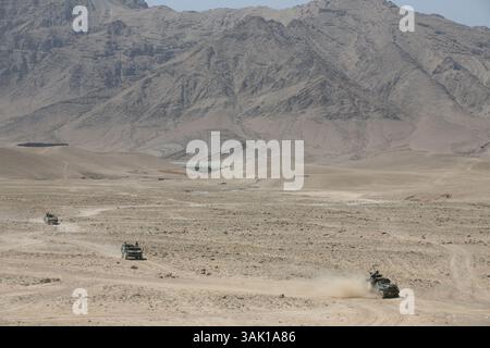 21. September 2009: Tarin Kowt, Uruzgan, Afghanistan: Niederländisches Militär auf Patrouille in Uruzgan. Die niederländischen ISAF-Truppen kontrollieren zusammen mit den australischen Truppen Tarin Kowt und Derah Wod. Außerhalb der beiden Hauptstädte gibt es mehrere kleinere Militärposten, die regelmäßig versorgt werden müssen. Dies geschieht durch Konvois von etwa 15 Fahrzeugen und 50 Marinesoldaten. (Bild: © Ton Koene/ZUMA Press) Stockfoto