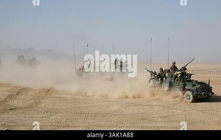 21. September 2009: Tarin Kowt, Uruzgan, Afghanistan: Niederländisches Militär auf Patrouille in Uruzgan. Die niederländischen ISAF-Truppen kontrollieren zusammen mit den australischen Truppen Tarin Kowt und Derah Wod. Außerhalb der beiden Hauptstädte gibt es mehrere kleinere Militärposten, die regelmäßig versorgt werden müssen. Dies geschieht durch Konvois von etwa 15 Fahrzeugen und 50 Marinesoldaten. (Bild: © Ton Koene/ZUMA Press) Stockfoto