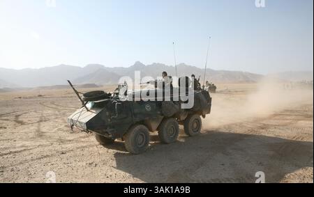 21. September 2009: Tarin Kowt, Uruzgan, Afghanistan: Niederländisches Militär auf Patrouille in Uruzgan. Die niederländischen ISAF-Truppen kontrollieren zusammen mit den australischen Truppen Tarin Kowt und Derah Wod. Außerhalb der beiden Hauptstädte gibt es mehrere kleinere Militärposten, die regelmäßig versorgt werden müssen. Dies geschieht durch Konvois von etwa 15 Fahrzeugen und 50 Marinesoldaten. (Bild: © Ton Koene/ZUMA Press) Stockfoto