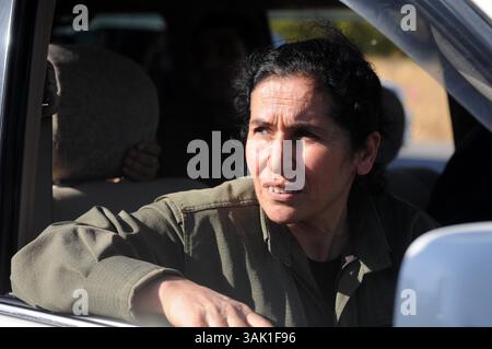 18. Oktober 2009: Zakho, Irak: Ein PKK-Guerilla fährt an die türkische Grenze zum Irak. Acht kurdische Rebellen sind vom Irak aus in die Türkei eingedrungen, um sich als Zeichen der Unterstützung für Friedensbemühungen aufzugeben. Die PKK-Militanten verließen ihre Zuflucht in den Qandil-Bergen und wurden von Flüchtlingen aus dem Flüchtlingslager Makmur im Irak begleitet, bevor sie in die Türkei einreisten. (Kreditbild: © Kamaran Najm/ZUMA Press) Stockfoto