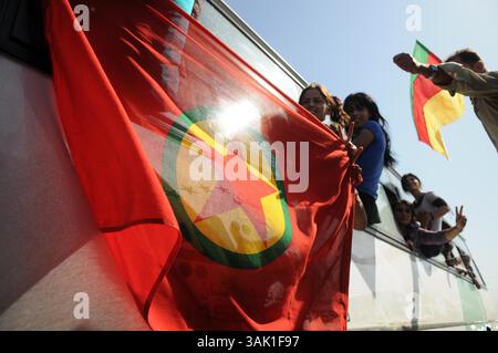 18. Oktober 2009 - Zakho, Irak - irakische Anhänger der PKK fahren nach Zakho, um zu sehen, wie 8 PKK-Kämpfer die Grenze in die Türkei überqueren. Acht kurdische Rebellen sind vom Irak aus in die Türkei eingedrungen, um sich als Zeichen der Unterstützung für Friedensbemühungen aufzugeben. Die PKK-Militanten verließen ihre Zuflucht in den Qandil-Bergen und wurden von Flüchtlingen aus dem Flüchtlingslager Makmur im Irak begleitet, bevor sie in die Türkei einreisten. (Kreditbild: © Kamaran Najm/ZUMA Press) Stockfoto