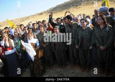 18. Oktober 2009 - Zakho, Irak - PKK-Guerillas stellen sich vor ihren Unterstützern auf. Acht kurdische Rebellen sind vom Irak aus in die Türkei eingedrungen, um sich als Zeichen der Unterstützung für Friedensbemühungen aufzugeben. Die PKK-Militanten verließen ihre Zuflucht in den Qandil-Bergen und wurden von Flüchtlingen aus dem Flüchtlingslager Makmur im Irak begleitet, bevor sie in die Türkei einreisten. (Kreditbild: © Kamaran Najm/ZUMA Press) Stockfoto