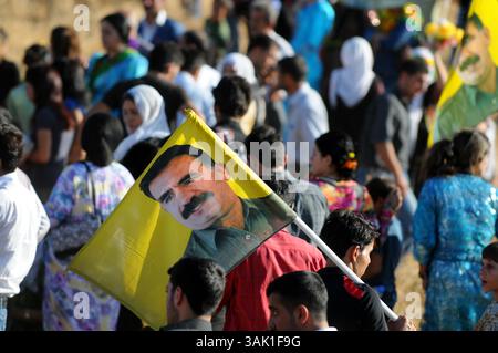 18. Oktober 2009 - Zakho, Irak - Unterstützung der PKK fliegt mit dem Führer Abdullah Ocalan unter der Flagge. Acht kurdische Rebellen sind vom Irak aus in die Türkei eingedrungen, um sich als Zeichen der Unterstützung für Friedensbemühungen aufzugeben. Die PKK-Militanten verließen ihre Zuflucht in den Qandil-Bergen und wurden von Flüchtlingen aus dem Flüchtlingslager Makmur im Irak begleitet, bevor sie in die Türkei einreisten. (Kreditbild: © Kamaran Najm/ZUMA Press) Stockfoto
