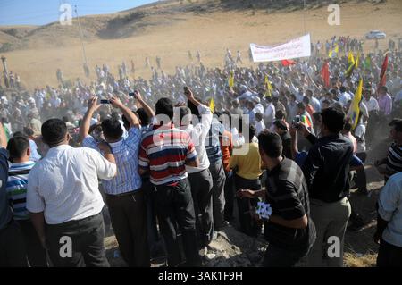 18. Oktober 2009 - Zakho, Irak - irakische Anhänger der PKK filmen die Guerillas auf ihrem Weg zur türkischen Grenze. Acht kurdische Rebellen sind vom Irak aus in die Türkei eingedrungen, um sich als Zeichen der Unterstützung für Friedensbemühungen aufzugeben. Die PKK-Militanten verließen ihre Zuflucht in den Qandil-Bergen und wurden von Flüchtlingen aus dem Flüchtlingslager Makmur im Irak begleitet, bevor sie in die Türkei einreisten. (Kreditbild: © Kamaran Najm/ZUMA Press) Stockfoto