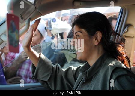 18. Oktober 2009 - Zakho, Irak - eine der PKK-Guerillas auf einem friedensmarsch in die Türkei winkt der unterstützenden Menge entgegen. Acht kurdische Rebellen sind vom Irak aus in die Türkei eingedrungen, um sich als Zeichen der Unterstützung für Friedensbemühungen aufzugeben. Die PKK-Militanten verließen ihre Zuflucht in den Qandil-Bergen und wurden von Flüchtlingen aus dem Flüchtlingslager Makmur im Irak begleitet, bevor sie in die Türkei einreisten. (Kreditbild: © Kamaran Najm/ZUMA Press) Stockfoto