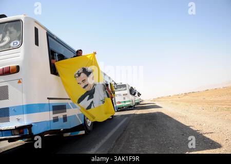 18. Oktober 2009 - Zakho, Irak - Unterstützung der PKK fliegt mit dem Führer Abdullah Ocalan unter der Flagge. Acht kurdische Rebellen sind vom Irak aus in die Türkei eingedrungen, um sich als Zeichen der Unterstützung für Friedensbemühungen aufzugeben. Die PKK-Militanten verließen ihre Zuflucht in den Qandil-Bergen und wurden von Flüchtlingen aus dem Flüchtlingslager Makmur im Irak begleitet, bevor sie in die Türkei einreisten. (Kreditbild: © Kamaran Najm/ZUMA Press) Stockfoto