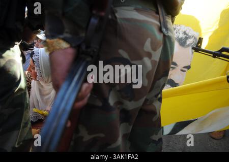 18. Oktober 2009 - Zakho, Irak - Ein kurdischer Peschmerga steht auf der Wache, während die Menge die acht PKK-Kämpfer unterstützt, die die Grenze in die Türkei überqueren. Acht kurdische Rebellen sind vom Irak aus in die Türkei eingedrungen, um sich als Zeichen der Unterstützung für Friedensbemühungen aufzugeben. Die PKK-Militanten verließen ihre Zuflucht in den Qandil-Bergen und wurden von Flüchtlingen aus dem Flüchtlingslager Makmur im Irak begleitet, bevor sie in die Türkei einreisten. (Kreditbild: © Kamaran Najm/ZUMA Press) Stockfoto
