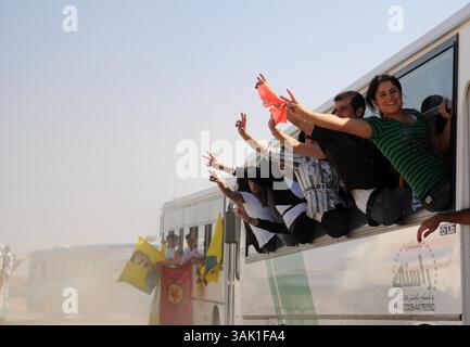 18. Oktober 2009 - Zakho, Irak - irakische Kurden fahren an die Grenze zur Türkei, um ihre Unterstützung von 8 PKK-Guerillas bei einem friedensmarsch in die Türkei zu zeigen. Acht kurdische Rebellen sind vom Irak aus in die Türkei eingedrungen, um sich als Zeichen der Unterstützung für Friedensbemühungen aufzugeben. Die PKK-Militanten verließen ihre Zuflucht in den Qandil-Bergen und wurden von Flüchtlingen aus dem Flüchtlingslager Makmur im Irak begleitet, bevor sie in die Türkei einreisten. (Kreditbild: © Kamaran Najm/ZUMA Press) Stockfoto