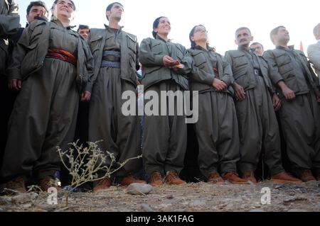 18. Oktober 2009 - Zakho, Irak - 8 PKK Guerillas posieren für Fotos, bevor sie die Grenze vom Irak in die Türkei überqueren. Acht kurdische Rebellen sind vom Irak aus in die Türkei eingedrungen, um sich als Zeichen der Unterstützung für Friedensbemühungen aufzugeben. Die PKK-Militanten verließen ihre Zuflucht in den Qandil-Bergen und wurden von Flüchtlingen aus dem Flüchtlingslager Makmur im Irak begleitet, bevor sie in die Türkei einreisten. (Kreditbild: © Kamaran Najm/ZUMA Press) Stockfoto