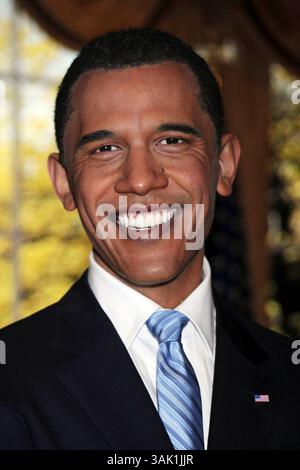 15. Januar 2009, New York City Eine Wachsfigur des designierten US-Präsidenten Barack Obama stand unvielseitig neben einer Nachbildung des Oval Office-Schreibtisches im Madame Tussauds im Times Square15. Januar 2009 in New York City (Credit Image: © Sharkpixs/ZUMA Press) Stockfoto