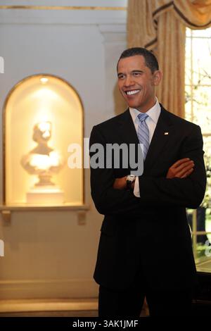 15. Januar 2009, New York City Eine Wachsfigur des designierten US-Präsidenten Barack Obama stand unvielseitig neben einer Nachbildung des Oval Office-Schreibtisches im Madame Tussauds im Times Square15. Januar 2009 in New York City (Credit Image: © Sharkpixs/ZUMA Press) Stockfoto