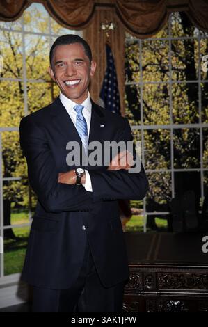 15. Januar 2009, New York City Eine Wachsfigur des designierten US-Präsidenten Barack Obama stand unvielseitig neben einer Nachbildung des Oval Office-Schreibtisches im Madame Tussauds im Times Square15. Januar 2009 in New York City (Credit Image: © Sharkpixs/ZUMA Press) Stockfoto