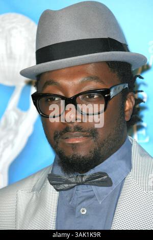 Februar 2009 – Los Angeles, Kalifornien, USA – Musiker WILL.I.AM in The Arrivals bei den 40. NAACP Image Awards im Shrine Auditorium, Los Angeles. (Kreditbild: © Jeff Frank/ZUMA Press) Stockfoto