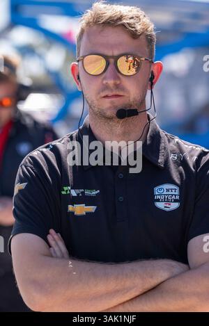 Long Beach, CA, USA. April 2025. Crew-Mitglieder von Juncos Hollinger Racing Chevrolet bereiten ihren Rennwagen für den Acura Grand Prix von Long Beach in Long Beach, KALIFORNIEN, USA vor. (Kreditbild: © Walter G. Arce Sr./ASP via ZUMA Press Wire) NUR REDAKTIONELLE VERWENDUNG! Nicht für kommerzielle ZWECKE! Stockfoto
