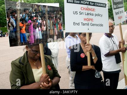 24. Mai 2009 - Washington, District of Columbia, USA - Tamil-Sympathisanten demonstrieren vor dem Weißen Haus in Washington, D.C. Sonntag, 24. Mai 2009, und rufen Präsident Obama auf, den ethnischen Konflikt in Sri Lanka zu beenden. (Foto: © Pete Marovich/ZUMA Press) Stockfoto
