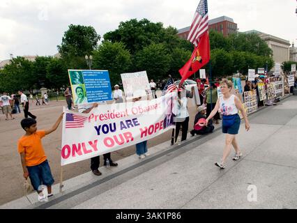 24. Mai 2009 - Washington, District of Columbia, USA - Tamil-Sympathisanten demonstrieren vor dem Weißen Haus in Washington, D.C. Sonntag, 24. Mai 2009, und rufen Präsident Obama auf, den ethnischen Konflikt in Sri Lanka zu beenden. (Foto: © Pete Marovich/ZUMA Press) Stockfoto