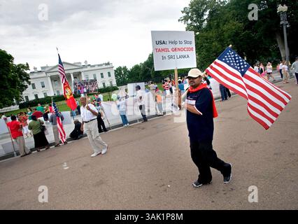 24. Mai 2009 - Washington, District of Columbia, USA - Tamil-Sympathisanten demonstrieren vor dem Weißen Haus in Washington, D.C. Sonntag, 24. Mai 2009, und rufen Präsident Obama auf, den ethnischen Konflikt in Sri Lanka zu beenden. (Foto: © Pete Marovich/ZUMA Press) Stockfoto
