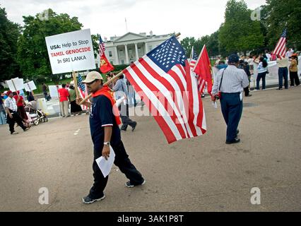 24. Mai 2009 - Washington, District of Columbia, USA - Tamil-Sympathisanten demonstrieren vor dem Weißen Haus in Washington, D.C. Sonntag, 24. Mai 2009, und rufen Präsident Obama auf, den ethnischen Konflikt in Sri Lanka zu beenden. (Foto: © Pete Marovich/ZUMA Press) Stockfoto