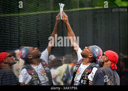 24. Mai 2009: Washington, District of Columbia, USA – DALLAS BAUGH, 52 (links) und JIM GILLAM, 62, suchen am Sonntag, 24. Mai 2009 nach den Namen Michael Mullen und Robert D. Frost. Mullen und Frost waren mit GILLAM in Vietnam, der dort von 1969 bis 71 eingesetzt wurde. (Foto: © Pete Marovich/ZUMA Press) Stockfoto