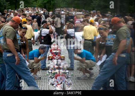 24. Mai 2009 – Washington, District of Columbia, USA – Besucher des Vietnam Veterans Memorial spiegeln sich in der Oberfläche, während sie am Sonntag, den 24. Mai 2009, ihre Anerkennung zollen. (Foto: © Pete Marovich/ZUMA Press) Stockfoto