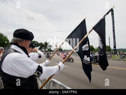 24. Mai 2009 – Washington, District of Columbia, USA – zwei Mitglieder von Rolling Thunder zeigen POW-MIA-Flaggen, während sie die Teilnehmer an der Gedenkfeier in Washington D.C. am Sonntag, den 24. Mai 2009, beobachten. (Foto: © Pete Marovich/ZUMA Press) Stockfoto