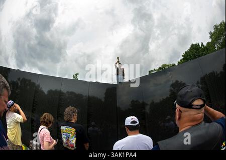 24. Mai 2009 – Washington, District of Columbia, USA – Ein Mitglied von Rolling Thunder posiert mit einem Bugle am Scheitelpunkt des Vietnam Veteran's Memorial in Washington, D.C., während Taps am Sonntag, den 24. Mai 2009 in Washington D.C. über einem Lautsprecher gespielt wird. (Foto: © Pete Marovich/ZUMA Press) Stockfoto