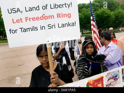 24. Mai 2009 - Washington, District of Columbia, USA - Tamil-Sympathisanten demonstrieren vor dem Weißen Haus in Washington, D.C. Sonntag, 24. Mai 2009, und rufen Präsident Obama auf, den ethnischen Konflikt in Sri Lanka zu beenden. (Foto: © Pete Marovich/ZUMA Press) Stockfoto