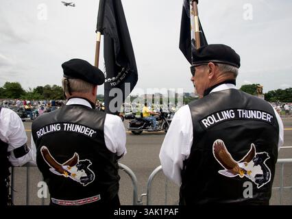 24. Mai 2009 – Washington, District of Columbia, USA – zwei Mitglieder von Rolling Thunder zeigen POW-MIA-Flaggen, während sie die Teilnehmer an der Gedenkfeier in Washington D.C. am Sonntag, den 24. Mai 2009, beobachten. (Foto: © Pete Marovich/ZUMA Press) Stockfoto