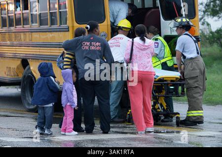 METRO -- Familienmitglieder trösten sich gegenseitig, während Notfallpersonal einen Schüler von der Schertz-Cibolo-Universal City ISD nach einer Kollision mit einem Bus-Pickup-Lkw auf der FM 1581 und der Abbott Road am Dienstag, 13. Oktober 2009 transportieren. Elf Schüler und der Fahrer des Pick-up wurden mit nicht lebensbedrohlichen Verletzungen transportiert. JERRY LARA/ (Bild: © San Antonio Express-News/ZUMA Press) Stockfoto