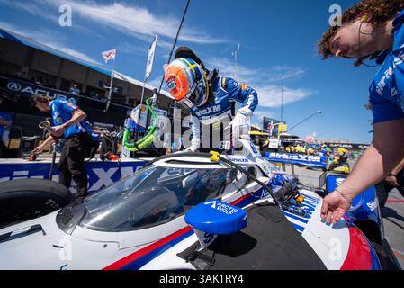 Long Beach, CA, USA. April 2025. Der Fahrer DER NTT INDYCAR-SERIE, FELIX ROSENQVIST (60) (SWE) aus Varnamo, Schweden, bereitet sich auf das Training für den Acura Grand Prix von Long Beach in den Straßen von Long Beach in Long Beach CA. vor (Bild: © Walter G. Arce Sr./ASP via ZUMA Press Wire). Nicht für kommerzielle ZWECKE! Stockfoto
