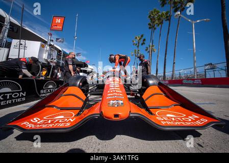 Long Beach, CA, USA. April 2025. NTT INDYCAR-Fahrer, SANTINO FERRUCCI (14) (USA) aus Woodbury, Conneticut, bereitet sich auf das Training für den Acura Grand Prix von Long Beach in den Straßen von Long Beach in Long Beach CA. vor (Credit Image: © Walter G. Arce Sr./ASP via ZUMA Press Wire) NUR REDAKTIONELLE VERWENDUNG! Nicht für kommerzielle ZWECKE! Stockfoto