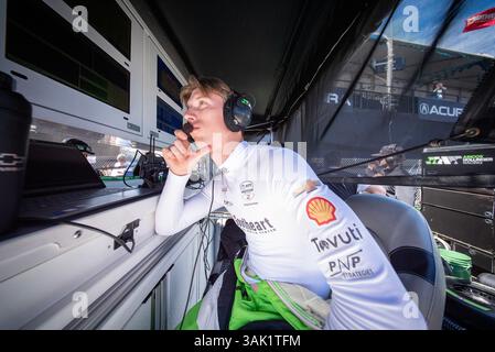 Long Beach, CA, USA. April 2025. Der Fahrer DER NTT INDYCAR-SERIE, STING RAY ROBB (77) (USA) aus Payette, ID, bereitet sich auf das Training für den Acura Grand Prix von Long Beach in den Straßen von Long Beach in Long Beach CA. vor (Credit Image: © Walter G. Arce Sr./ASP Via ZUMA Press Wire). Nicht für kommerzielle ZWECKE! Stockfoto