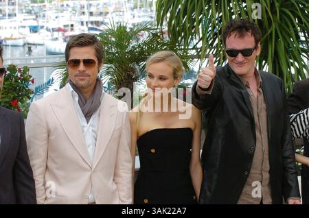 20. Mai 2009: Cannes, Frankreich: Regisseur QUENTIN TARANTINO, Schauspielerin DIANE KRUGER und Schauspieler BRAD PITT beim Fotobesuch „Inglourious Basterds“ beim Filmfestival von Cannes. (Foto: © Frederic Injimbert/ZUMA Press) Stockfoto