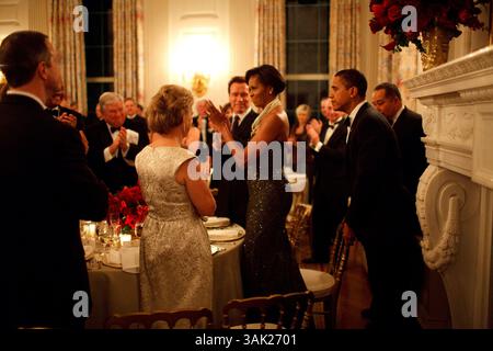 22. Februar 2009 - Washington, District of Columbia, USA - Präsident BARACK OBAMA zieht den Vorsitz für First Lady MICHELLE OBAMA beim Governors Ball im State Dining Room 22/09 heraus dieses Foto war eines von 300 Bildern, die das Weiße Haus am 29. April 2009 über die FLICKR-Website anlässlich des Abschlusses der ersten 100 Tage der Präsidentschaft Obamas veröffentlicht hat. (Kreditbild: © Pete Souza/das Weiße Haus/ZUMA Press) EINSCHRÄNKUNGEN: * NUR REDAKTIONELLE VERWENDUNG * Stockfoto