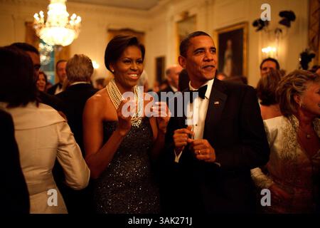 22. Februar 2009: Washington, District of Columbia, USA: Präsident BARACK OBAMA und First Lady MICHELLE OBAMA tanzen, während die Band Earth, Wind and Fire beim Governors Ball im State Dining Room des Weißen Hauses auftritt. Dieses Foto war eines von 300 Bildern, die das Weiße Haus am 29. April 2009 über die FLICKR-Website anlässlich des Abschlusses der ersten 100 Tage der Präsidentschaft Obamas veröffentlichte. (Kreditbild: © Pete Souza/das Weiße Haus/ZUMA Press) EINSCHRÄNKUNGEN: * NUR REDAKTIONELLE VERWENDUNG * Stockfoto