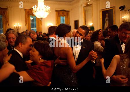 22. Februar 2009: Washington, District of Columbia, USA: Präsident BARACK OBAMA und First Lady MICHELLE OBAMA tanzen, während die Band Earth, Wind and Fire beim Governors Ball im State Dining Room des Weißen Hauses auftritt. Dieses Foto war eines von 300 Bildern, die das Weiße Haus am 29. April 2009 über die FLICKR-Website anlässlich des Abschlusses der ersten 100 Tage der Präsidentschaft Obamas veröffentlichte. (Kreditbild: © Pete Souza/das Weiße Haus/ZUMA Press) Stockfoto
