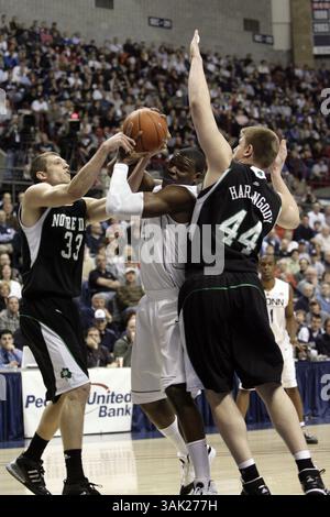 28. Februar 2009: Jeff Adrien (4) wird von Notre Dame's Zach Hillesland (33) während eines Kampfes um einen Rückstoß im Spiel zwischen den Notre Dame Fighting Irish und der University of Connecticut Huskies im Gampell Pavilion, Storrs, Conn. Geschlagen. Connecticut gewann das Spiel 72-65 (Credit Image: © Peter Cooke/Cal Sport Media) Stockfoto