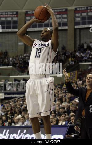 28. Februar 2009: Der Connecticut-Wachmann A.J. Price (12) holt sich im Spiel zwischen den Notre Dame Fighting Irish und den University of Connecticut Huskies im Gampell Pavilion, Storrs, Conn.. Connecticut gewann das Spiel 72-65 (Credit Image: © Peter Cooke/Cal Sport Media) Stockfoto