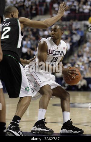 28. Februar 2009: Der Connecticut-Wachmann A.J. Price (12) schaut nach innen gegen den Notre Dame-Wachmann Ryan Ayers (42) im Spiel zwischen den Notre Dame Fighting Irish und den University of Connecticut Huskies im Gampell Pavilion, Storrs, Conn.. Connecticut gewann das Spiel 72-65 (Credit Image: © Peter Cooke/Cal Sport Media) Stockfoto