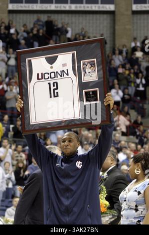 28. Februar 2009: Der Wachmann von Connecticut, A.J. Price, hebt seine Senior-Plaque an die Fans während des ersten Tages vor dem Spiel zwischen den Notre Dame Fighting Irish und den University of Connecticut Huskies im Gampell Pavilion, Storrs, Conn.. Connecticut gewann das Spiel 72-65 (Credit Image: © Peter Cooke/Cal Sport Media) Stockfoto