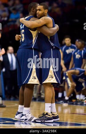 28. Februar 2009: #1 Pittsburgh Panthers Stürmer DeJuan Blair #45 und #1 Pittsburgh Panthers Stürmer Tyrell Biggs #5 geben vor dem NCAA-Basketballspiel zwischen den Pittsburgh Panthers und den Seton Hall Pirates im Prudential Center in Newark, New Jersey einen Hieb. (Bild: © Chris Szagola/Cal Sport Media) Stockfoto