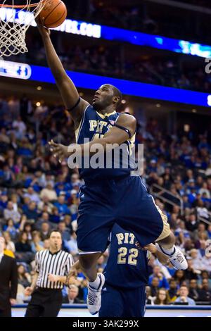 28. Februar 2009: #1 Pittsburgh Panthers Stürmer DeJuan Blair #45, der sich während des NCAA-Basketballspiels zwischen den Pittsburgh Panthers und den Seton Hall Pirates im Prudential Center in Newark, New Jersey, zum Schussversuch begibt. The Pittsburgh Panthers Beat the Seton Hall Pirates, 89-78. (Bild: © Chris Szagola/Cal Sport Media) Stockfoto